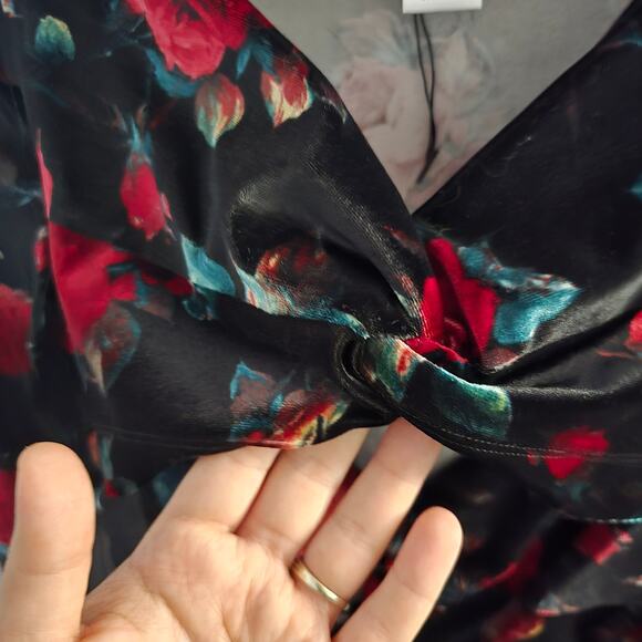 Autumn Adeigbo Rose Cutout Top Size 14 – Velvet, Romantic, New Without Tags - Picture 5 of 7